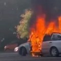 Dramatične scene na Novom Beogradu: Izgoreo automobil, na licu mesta vatrogasci (video)