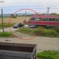 Pogledajte stravičan snimak nesreće u Srbiji! Automobil prelazio prugu, voz ga u sekundi pokosio i odbacio! (video)