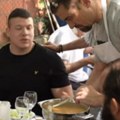 Ručao sa beskućnicima Humani podvig Slobe Radanovića, pevač nije skidao osmeh sa lica (video)