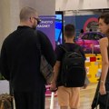 Alo! Paparazzo: Adam Adaktar i njegova supruga u običnom izdanju na aerodromu, a on je privukao veliku pažnju (foto)