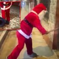 Šokantan snimak hapšenja: Agent obučen kao Deda Mraz juri dilere narkotika maljem razvaljuje vrata i upada u sklonište…