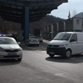 VIDEO: Blindiranom vozilu NBS sa dinarima nije dozvoljeno da uđe na Kosovo