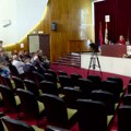 Opozicija u Skupštini Kragujevca stoji i ćuti za govornicom jer vlast odbija da sazove hitnu sednicu