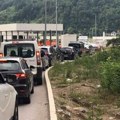 Haos na graničnom prelazu sa Crnom Gorom: Formirana kilometarska kolona šlepera, vozači automobila moraju da ih zaobilaze u…
