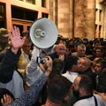 Haos! Potukli se poslanici u jermenskom parlamentu: Nered nastao posle govora Pašinjana, bačene i šok bombe (video)