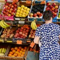 Radnik u supermarketu otkriva 'tajni kod' Ne oslanjajte se na datume, ovo slovo otkriva da je voće ili povrće sveže