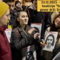 Danas GLUMI NEPOLITIČNU STUDENTKINJU A PROŠLE GODINE APLAUDIRALA SRĐANU MILIVOJEVIĆU NA PROTESTU opozicije! (video)