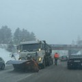 Zastoj kod Nove Varoši: Saobraćajnice u kolapsu zbog snega i leda, savetuje se oprezna vožnja (video)