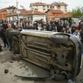 Kočani: Građani prevrnuli automobil i demolirali kafić vlasnika diskoteke (VIDEO)