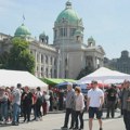 AP: Pristalice Vučića slavile Prvi maj roštiljem ispred Skupštine