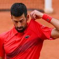 FOTO Novak vozi bicikl po Parizu, a na Rolan Garosu mu se čisti put: Potop favorita kakav dugo nije viđen