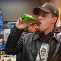 Pavle Mensur se skinuo i pokazao mišiće: Glumac uživa na moru, slikao se bez majice i pohvalio se izvajanom figurom (foto)