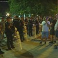 Napeto na protestu u Vrbasu: Poletele plastične flaše i jaja, pristalice SNS upalile baklje