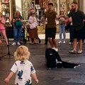 (Video): "Kolce - što da ne! I to od 7 do 77": Scena iz Knez Mihailove koja se deli i prepričava, jer - to je energija Beograda…