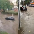 Automobili "plivaju" ulicama! Potop u Kragujevcu Nevreme napravilo haos, grad pod vodom, nebo se zacrnilo! Pogledajte…