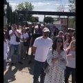 Protest zdravstvenih radnika ispred zatvora u Novom Sadu zbog hapšenja lekara i studentkinje