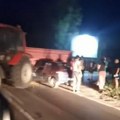 Sudar traktora i automobila Saobraćajna nesreća na ulazu u Melence (video)