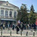 Građani pristižu na Đački trg, skup podrške Hrki i Jaćimoviću (BLOG)