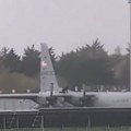 Drama u Irskoj, muškarac upao na aerodrom! Pogledajte šta je uradio američkom vojnom avionu (video)