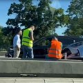 Auto završio na bankini Lančani sudar na Brankovom mostu: Povređen muškarac (35), stvaraju se gužve (video)