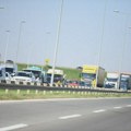Tri osobe povređene u sudaru teretnog vozila i autobusa kod Dobanovačke petlje
