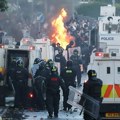 Policija vodenim topovima razbija antimigrantske proteste