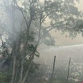 Gori deponija u Blacu, vatrogasci i komunalci na terenu