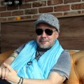 Pevač prevario ženu sa njenim rođenim bratom Šokirao priznanjem, pa još više ostavio ljude u neverici: "Nije afera ako ostaje…