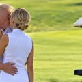 Donald Tramp poljubio Natali Harp? Ovo je istina o viralnoj fotografiji sa golf terena!