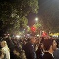 Održana dva skupa u Nišu: Došlo do koškanja učesnika koji pružaju podršku uhapšenom studentu i pristalica SNS.
