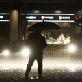 Na udaru žestoke oluje - upaljen crveni alarm u 9 oblasti; Građani hitno upozoreni: Ne izlazite napolje
