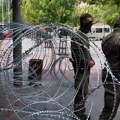 Početak smirivanja situacije na severu Kim: Pripadnici KFOR-a uklanjaju bodljikavu žicu u Zvečanu (video)