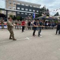 Leposavić, Srbi i vojnici Kfora odmeravaju snage konopcem