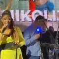 (Video) "gora si od miljane kulić": Skandal na nastupu Ane Nikolić, gitarista joj se na bini krsti: Ovako se pravdala