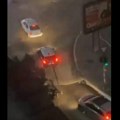 ZA DLAKU IZBEGNUTA TRAGEDIJA Šipka vertikalno pala na kolovoz tik između dva automobila na Novom Beogradu (VIDEO)