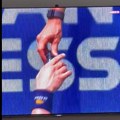 Novak ne može, Alkaraz može: Za vreme meča iz lože stigla misteriozna crvena tableta (video)