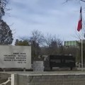 Izmešten spomenik palim srpskim borcima na groblju u Prištini