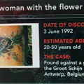 Identifikovana žena sa tetovažom cveta