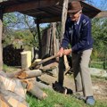 (Foto): Neumorni starina Petar (90) još se bavi građevinarstvom: Do sada izgradio više od 100 objekta u BiH i Srbiji, a…