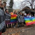 Protest ispred ambasade Rusije u Beogradu: Ne ruskoj zabrani LGBT pokreta