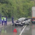 Auto se zakucao u kamion, muškarac stajao krvav pored vozila: Saobraćajna nesreća kod Brodareva (foto)