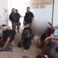 (Uznemirujući video) Objavljen snimak Hamasovih boraca kako muče ženske taoce, krvave, modre, lisice na rukama