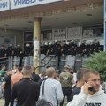 Građani se sukobili sa policijom ispred Državnog univerziteta u Novom Pazaru