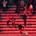 Stravični snimci tuče navijača: Huligan motkom udario dete po glavi, ljudi skakali sa tribine