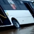 Lokalci sve snimili Autobus sa putnicima se prevrnuo zbog poplave