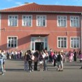 Prvi dan škole u gračanici: U OŠ „Kralj Milutin“ upisana 72 đaka prvaka, roditelji ne kriju sreću i ponos (video)