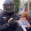 Bukvalno je izuli iz cipela od batina Ovako nemačka policija pendreči demonstrante u srcu demokratske Evrope (video)