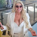 Дара Бубамара лети бизнис класом: Показала комфор у авиону, гледа цртани филм и ужива у богатој гозби, ево шта су јој послужили…