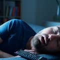 TV kao uspavanka: Da li ekran isključivo krade san ili, ipak, može da pomogne da se zaspi