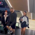 (Video) Gore trenerka, dole golo: Sve oči uprte u influenserku na Senidinom koncertu, pozira na vrtoglavim štiklama